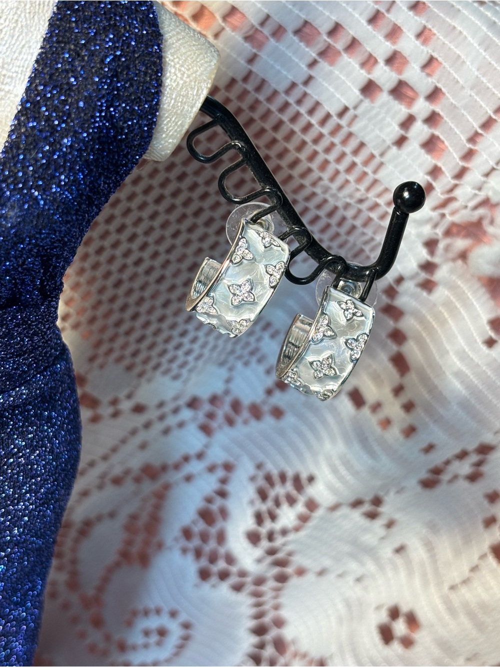 Cashmere Matte White Silver Delicate Quatrefoil Motifs Hoop Earrings 5/8” Floral - Picture 5 of 14